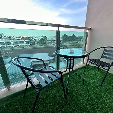Roxy Apartment Kuching Bagian luar foto