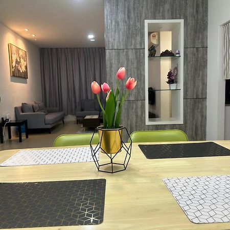Roxy Apartment Kuching Bagian luar foto