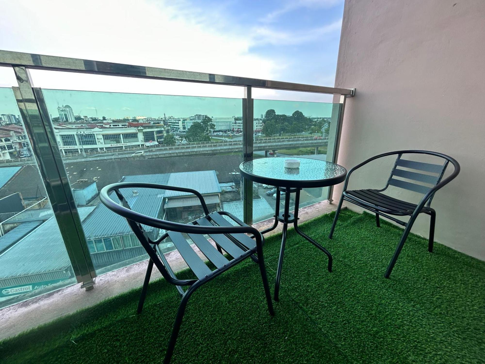 Roxy Apartment Kuching Bagian luar foto