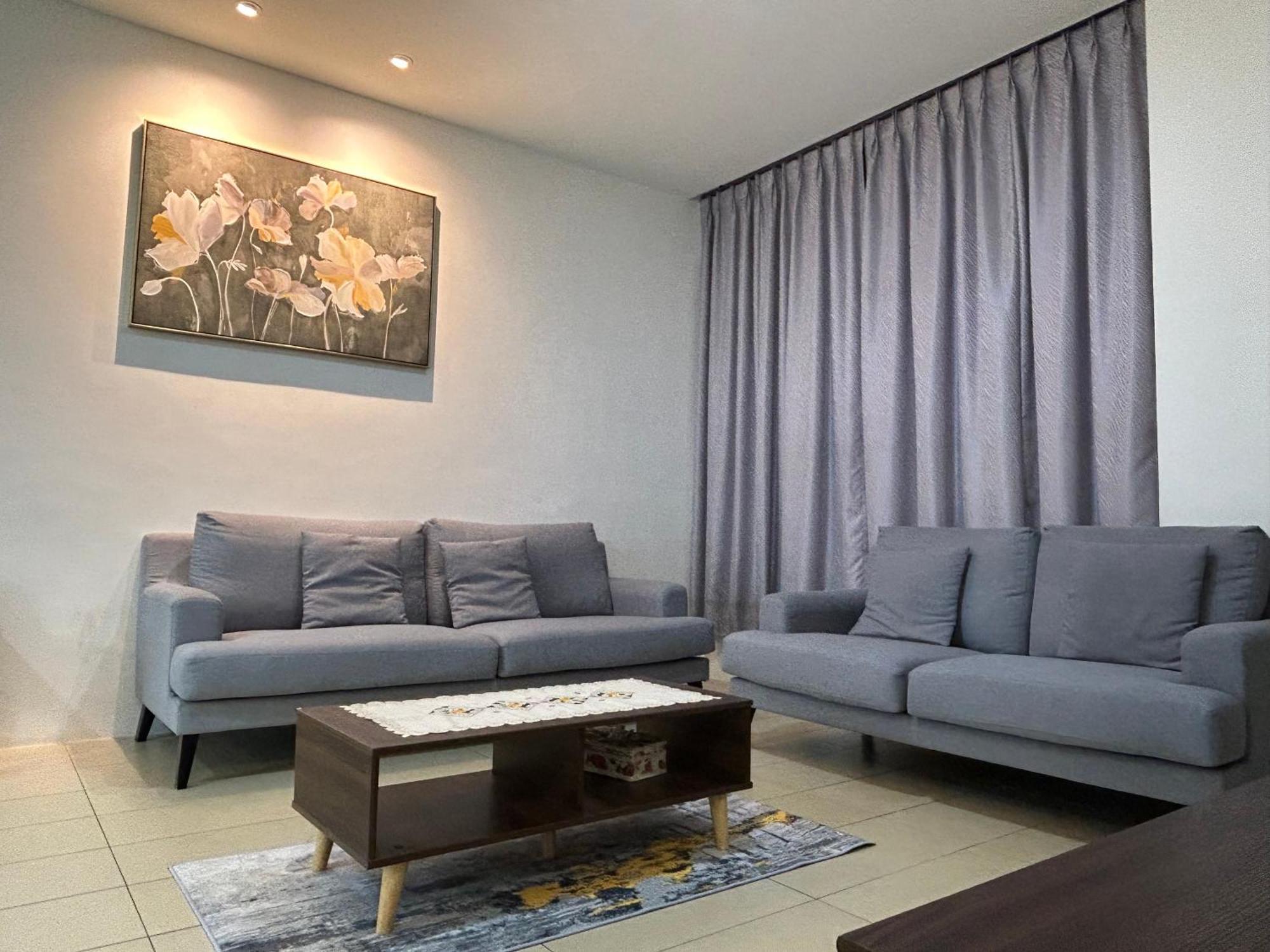 Roxy Apartment Kuching Bagian luar foto