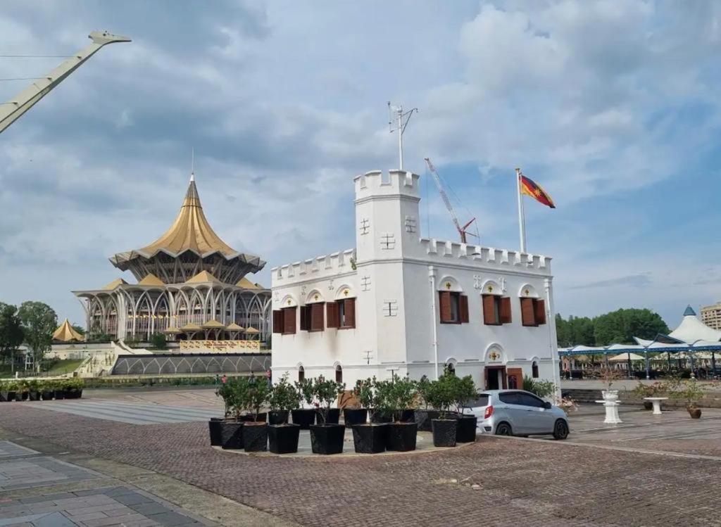 Roxy Apartment Kuching Bagian luar foto